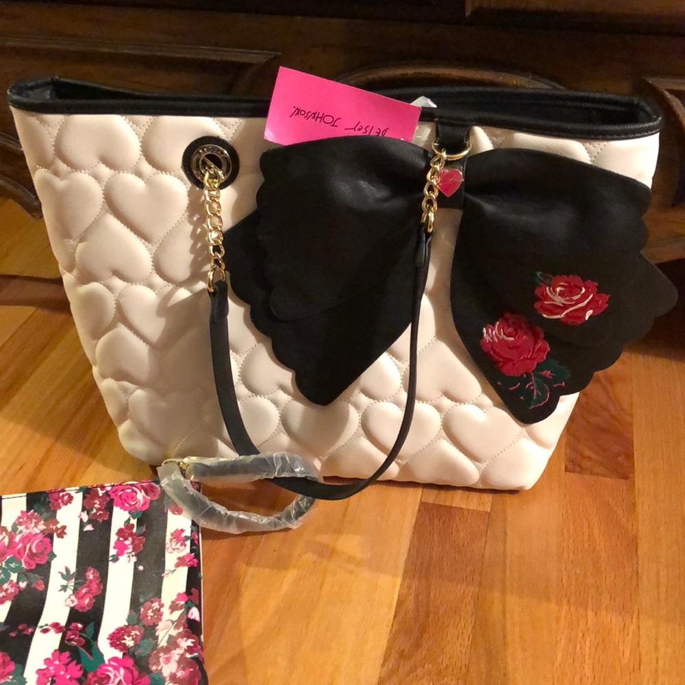 White/Black/ Rose Bow Purse!